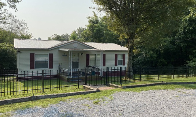McEwen House | Welcome to SkyCapps. Family and pet friendly