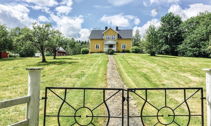 Nassjo Municipality House | Welcome to Småland in this beautiful cottage where you can rent the first floor. The interior is ful