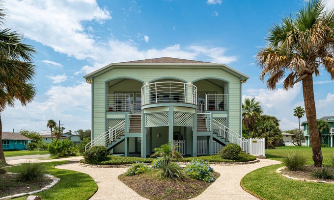 Key Allegro House | Welcome to the sweet comforts offered at this exquisite home in Key Allegro!