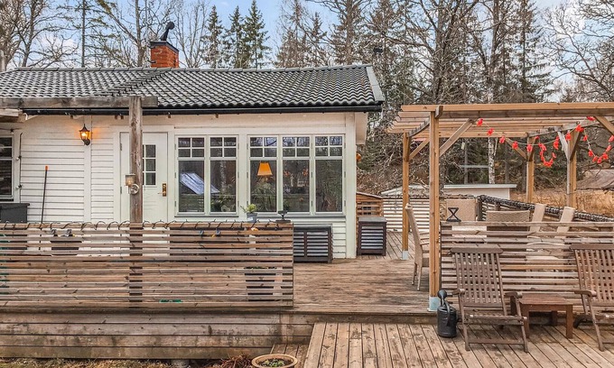 Jarlasa House | Welcome to this inviting cottage in a wonderful location on the lake.