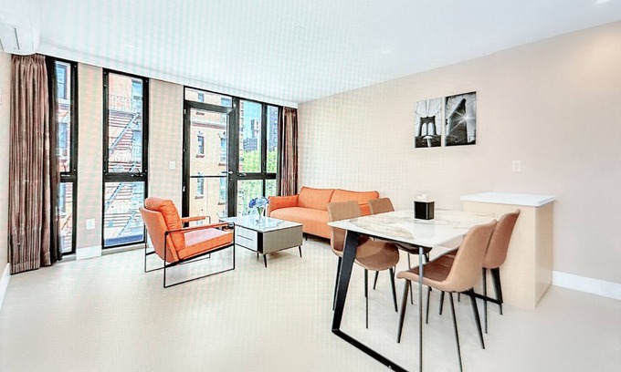 Two Bridges House | Welcoming building - LES