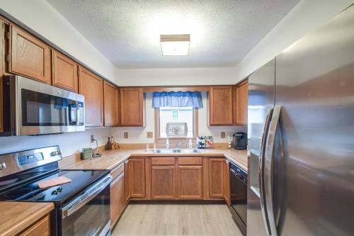 Quad Cities Apartment | Welcoming Condo in Davenport Central Location!