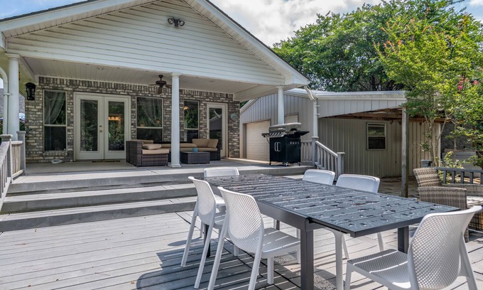 Bullard House | Well Appointed Lake Front Ranch that Sleeps 10