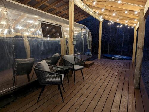 Madison County House | Well-Deserved Nature Getaways in this Fully-Equipped Airstream in Midway, Texas