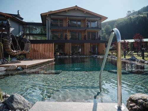 Maria Alm am Steinernen Meer Hotel | Wellness und Brunch Hotel MorgenZeit beheizter Naturpool mit Sandstrand Genuss Frühstück bis 13 Uhr Hochkönig Sommercard