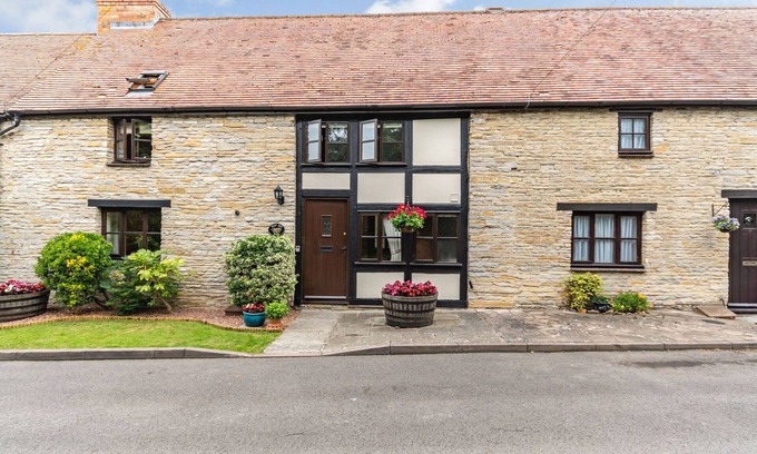 Pitchcombe Cottage | WEST END BARN, pet friendly, with open fire in Cleeve Prior