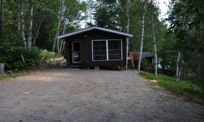 Whitney Cottage | West-facing Hay Lake cottage with access to Algonquin Park