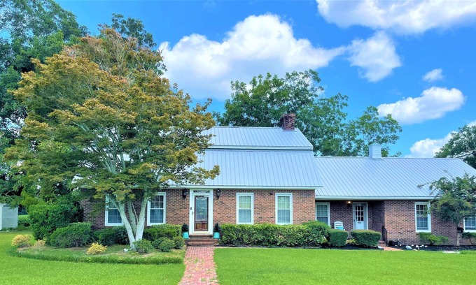 Swansboro House | West Shore 4BR/3BA vacation home, walkable to downtown