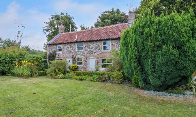 Feltwell Cottage | WEST VIEW, family friendly, character holiday cottage in Feltwell