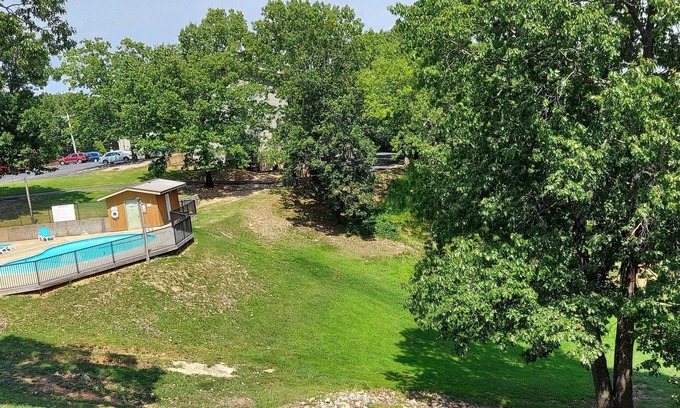 Notch Estates Condo | Westcreek Lodge @ Notch-vaulted Ceilings, 2 Pools, Private Lake, 1 Mile to Sdc!