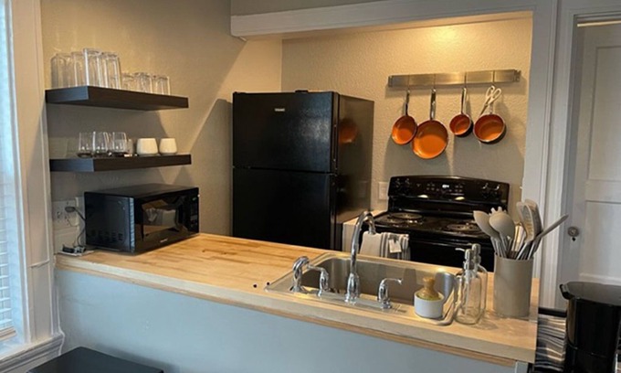 Westport Apartment | Westport/Mid City 2 bed 1 bath haven with lots of natural light