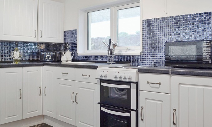Kenfig Hill Cottage | Whether you want a taste of city life or a day at the beach, Ty Bryn is well placed for either.