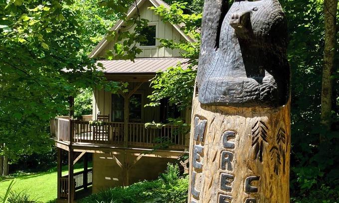 Vesuvius Cabin | Whimsical Creekside Cabin