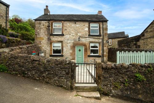 Winster House | Whimsical Wonderland Cottage Retreat near Peak District