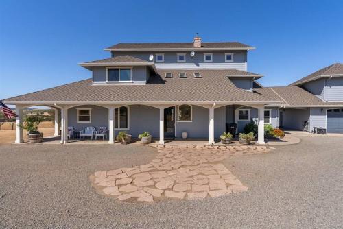 Paso Robles Villa | Whispering Oaks Manor-Pets Ok, Spa, Game room