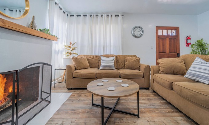 Compton House | White Heaven House 3-bedroom house with AC, WiFi in Enchanting Compton