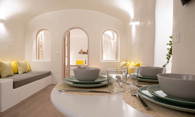 Pyrgos House | White Orchid Cave House & Studio