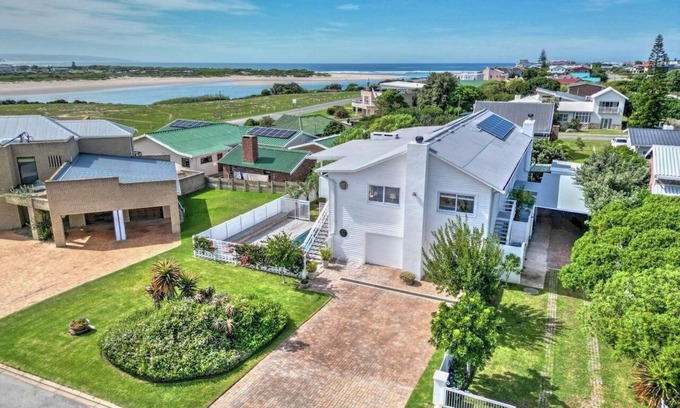 Still Bay House | White Penguin - Charming Holiday Home Near the Beach at Goukou River