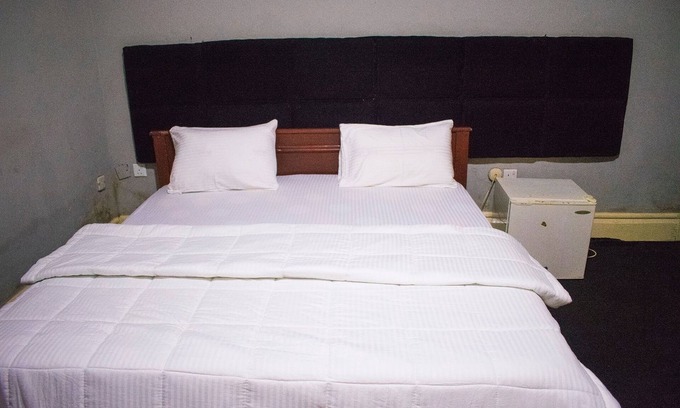 Alimosho House | Whitehouse Exclusive Guest House