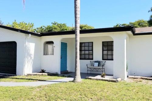 West Palm Beach House | Whole House+Renovated+Pool+Lanai+BBQ+Close to All