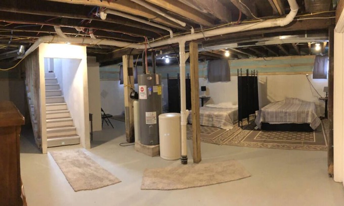Washington House | Whole house w/full basement 3 bdrms 2.5 baths 5 recliners + air mattress space