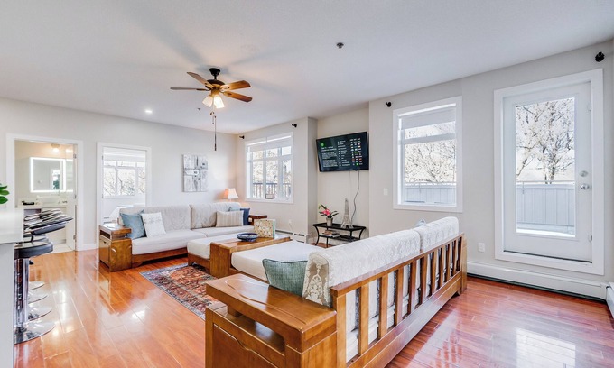 Whyte ave House | Whyte - 3 Bdrm, 3.5 Bthrm Penthouse |near U of A