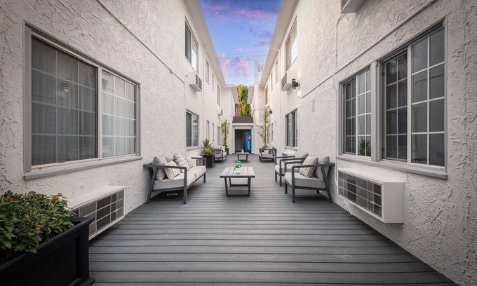 Carthay Circle Hotel | Wilshire Crest Hotel Los Angeles