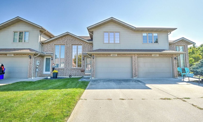 Woodslee House | Windsor 5 beds 3 baths minutes from the Battery Plant