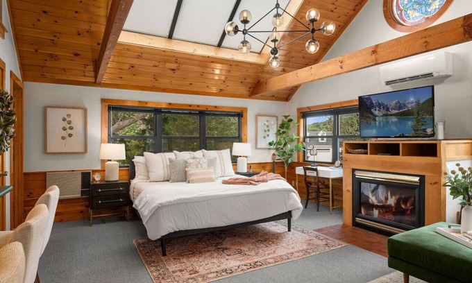 North Andover Apartment | Winery Studio w/Private Hot Tub,Fireplace,Tasting
