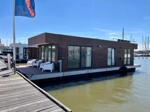 Monnickendam Boat Rental | Winter at Surla Houseboat Splendid at Marina Monnickendam