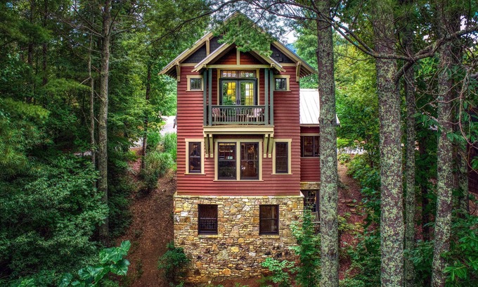 Cheshire House | Winterberry Cottage | Treetop Balcony | Village of Cheshire | 5 Min to Downtown Black Mtn!