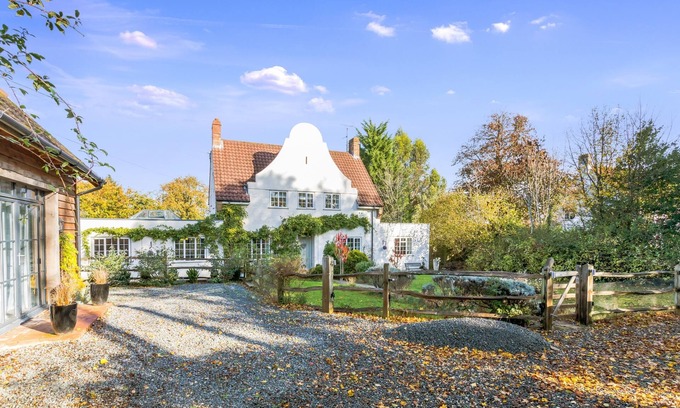 Henfield House | Wisteria House- Pretty country home dog friendly on request