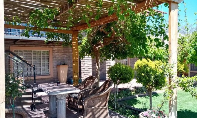 Tsantsabane House | Wisteria Lane Guesthouse