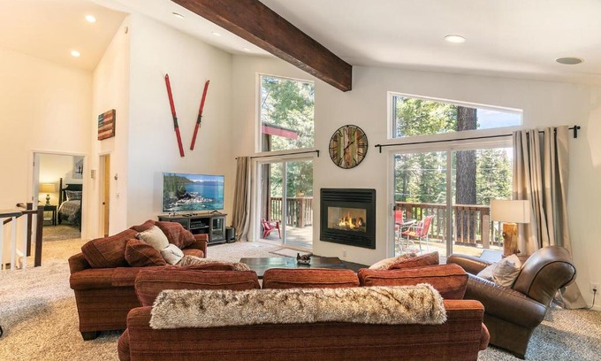 Tahoma House | Wolf Den - Bright Open Concept 3 Bedroom- Hot Tub, Pet-Friendly, Minutes from Skiing!