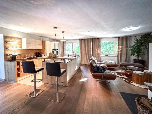 Kiefersfelden Apartment | wolke 7, Alpenblick mit Eleganz, Kingsizebett, Kamin, Terrasse mit Grill, Garten