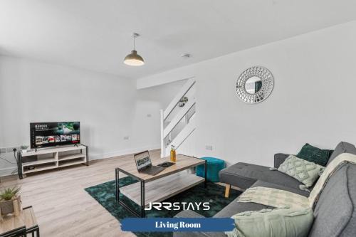 Wolverhampton House | Wolverhampton - Amazing 3 Bedroom, Sleeps 6, Wi-Fi - JRR Stays