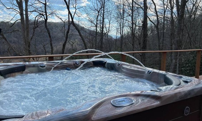 Mountain City House | Wonderful cabin tucked in the woods/w Hot tub