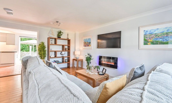 Charlestown House | Wonderful private villa for 10 people with WIFI, TV and patio