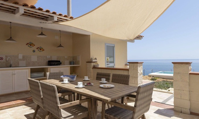 Punta Milocca House | Wonderful villa for 6 guests with WIFI, A/C, private pool, TV and terrace