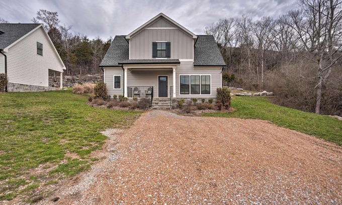 Lookout Valley Neighborhood Association House | Wooded Escape with Beautiful Backyard and Mtn Views!