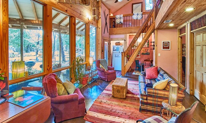 Van Zandt County House | Wooded LODGE, Sleeps 9, Pet Friendly, Accessible