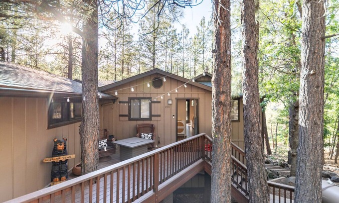 Munds Park Cabin | Woodsy 4BR Retreat w/Hot Tub | Near Trails
