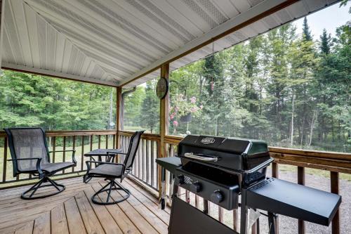 Pelkie Apartment | Woodsy and Charming! Tiny Haven with Yard in Pelkie