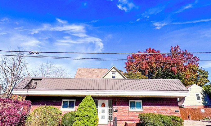 Butler House | Work. Wander. Welcome. Furnished 30+ Night Stay in the Heart of Downtown Butler