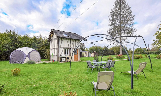Le Theil-en-Auge House | Would you like to live like in a fairy tale? Then this extremely charming, family-friendly vacation