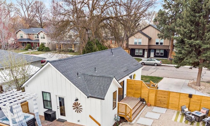 Depot Bench House | WOW! QUALITY ECLECTIC LUX HOME w/ Hot Tub, Gourmet Kitchen, + DOG Friendly! 5 min to BSU!