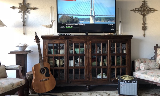 Bay Ho Condo | Writer's Pad ~ KILLER location! Near La Jolla, Downtown, beach, walk to Trolley!