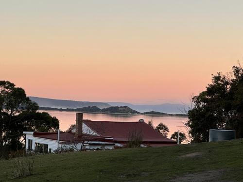 Simpsons Bay House | Wylah Cottage for a Peaceful Bruny Island Escape with Water Views, Fireplace & Wallabies