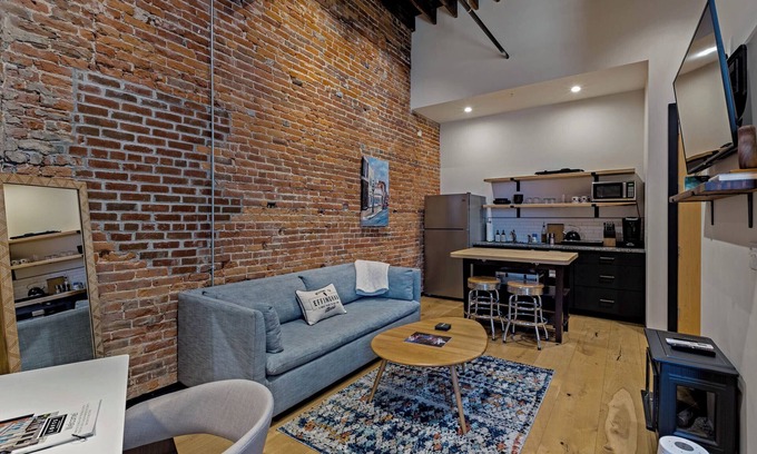 Effingham Apartment | XCHNG Unit D. Studio Apartment in Heart of Downtown, XCHNG Studio