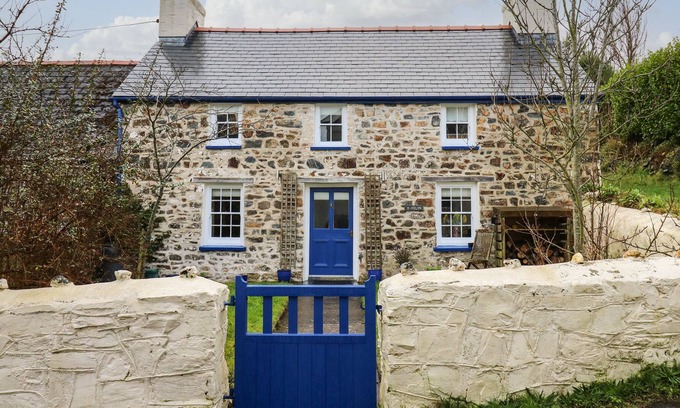 Moylegrove Cottage | Y FELIN, pet friendly, character holiday cottage in St Dogmaels